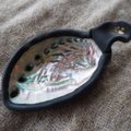 江戸時代の猫食器『アワビの殻の猫用皿』で、いつものごはんも風情満…