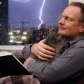 豪雨や雷、花火…怖い音が苦手な猫にしてあげたいケア３つ