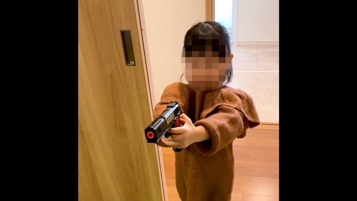 おもちゃの銃を持つ子供