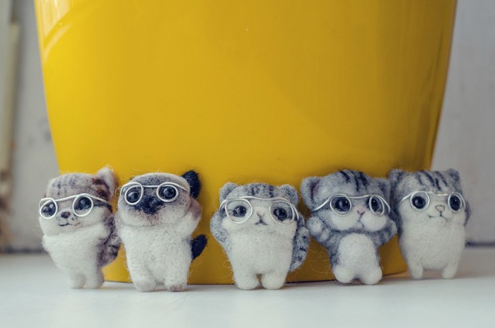 メガネをかけた羊毛フェルトの猫たち