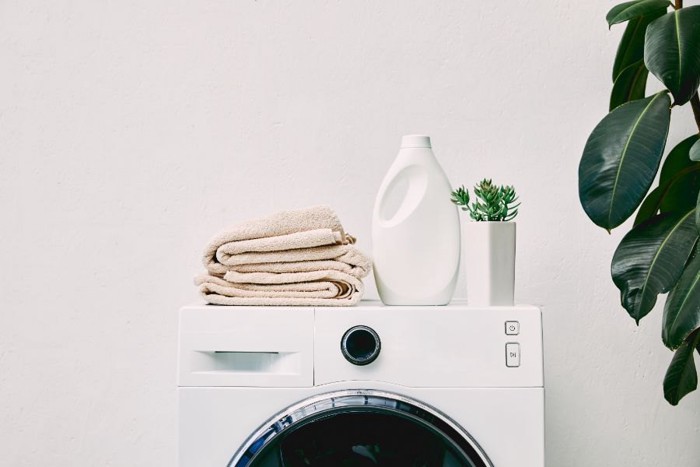 洗濯機の上に乗っている洗剤とタオル
