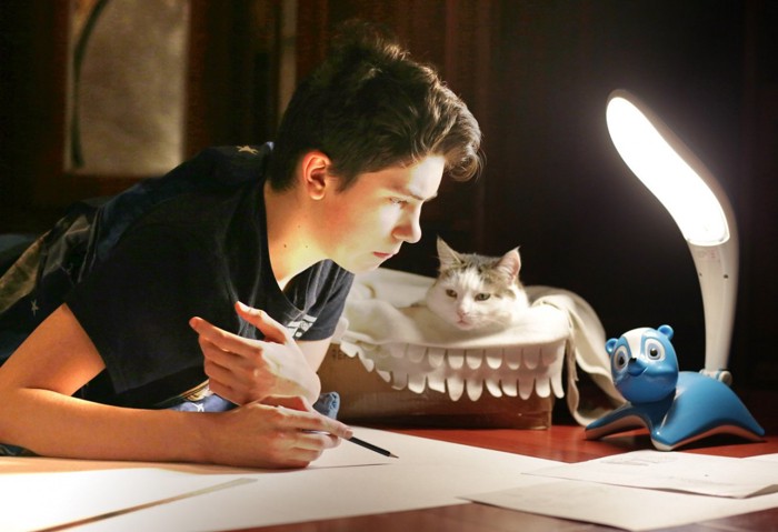勉強する人を見る猫
