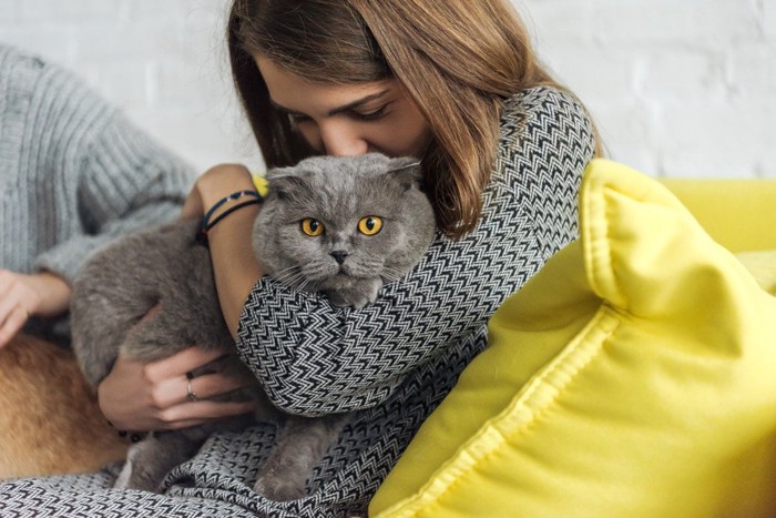 猫を抱き締める女性
