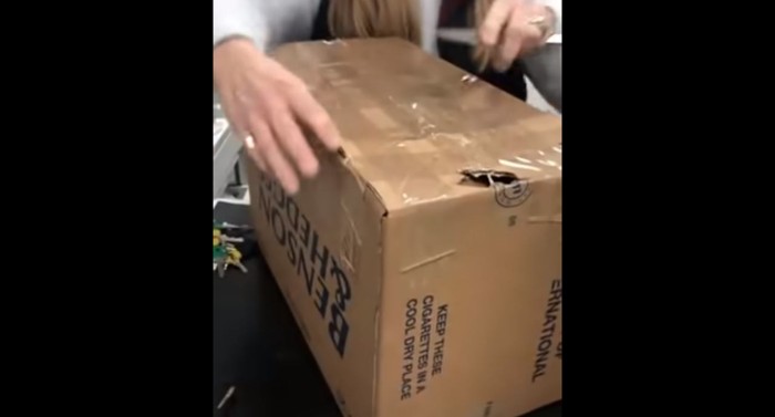 箱を開ける女性