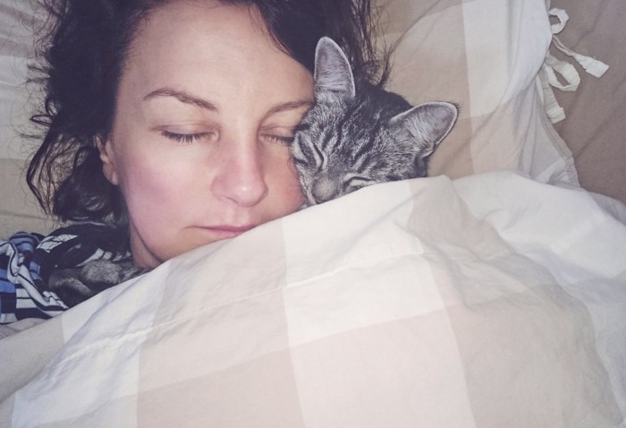 女性と添い寝する猫