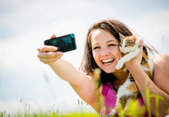 猫と写真を撮る女性