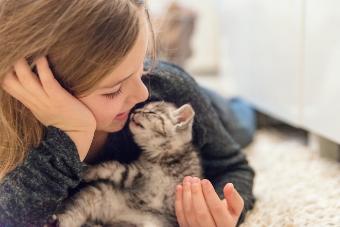 子猫とキスをする少女