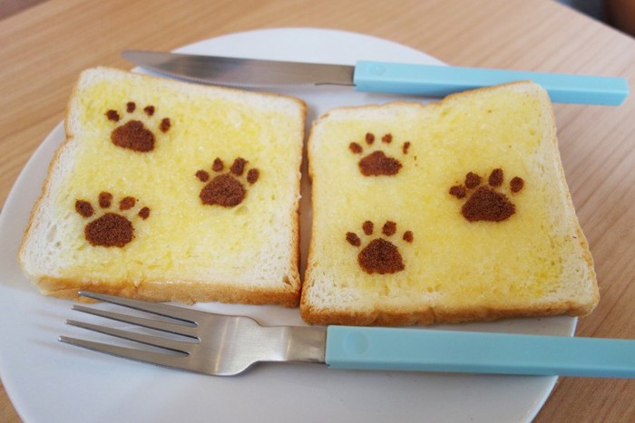 猫の足型付きパン