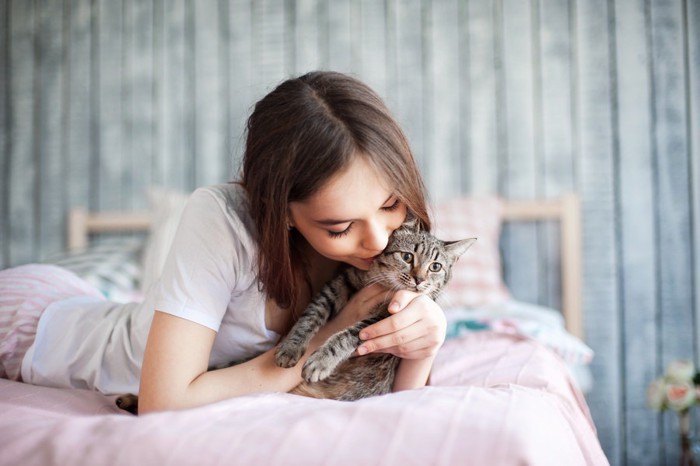 糖尿病の猫を抱きしめる女性