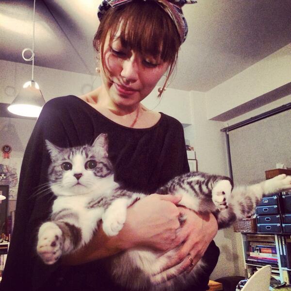 坂本美雨さんが猫を抱っこ