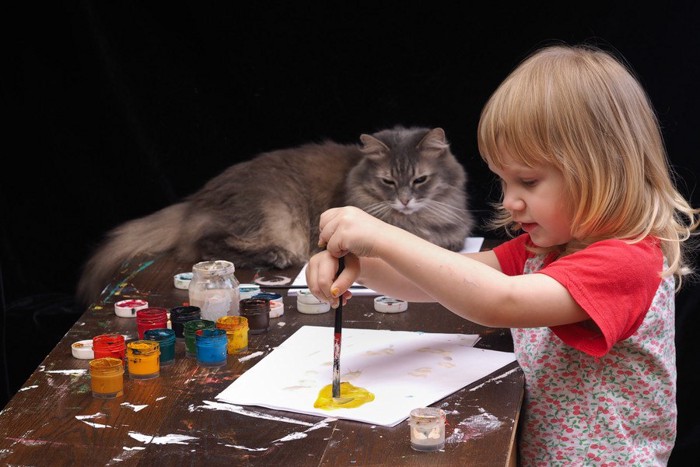 絵を描く少女と猫