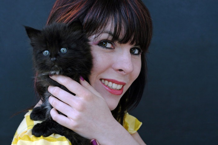 黒猫を抱く女性