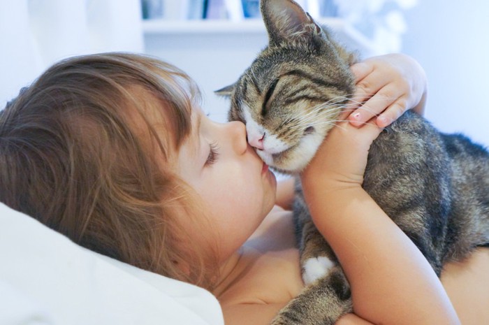 猫にキスする女の子