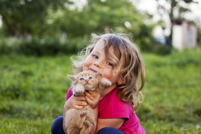 猫を抱っこする子供