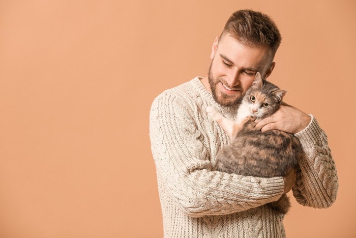 猫を抱きしめる男性