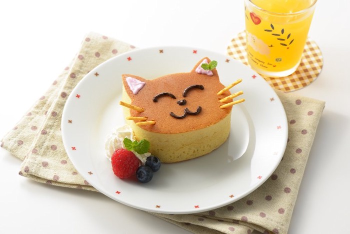 白いお皿の上 フルーツとクリームが添えられたネコ型パンケーキ