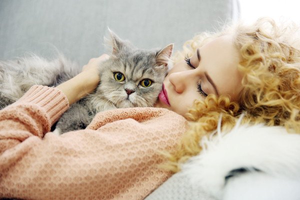 猫と寝る女性