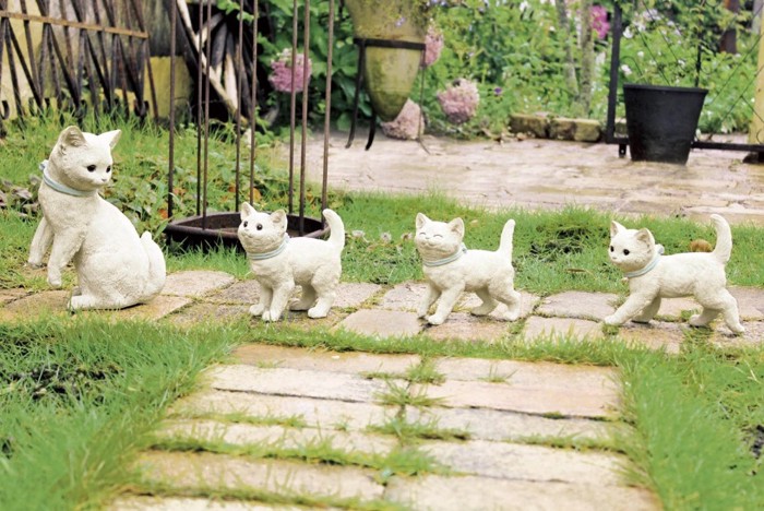 庭に4種類の猫のオーナメント（1番左の画像）