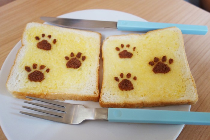 猫の足跡がついたトースト