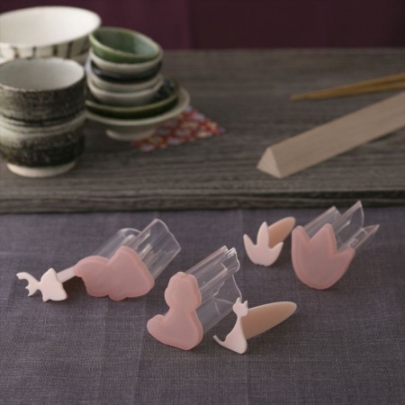 和食器の並ぶテーブル手前に笹・金魚・ネコの押し出し型