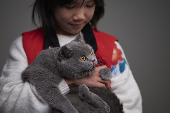 猫を抱っこする少女