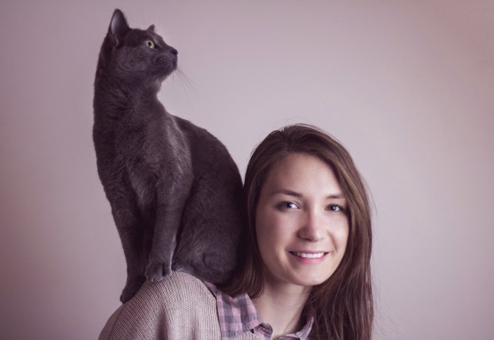 女性の肩に乗る猫