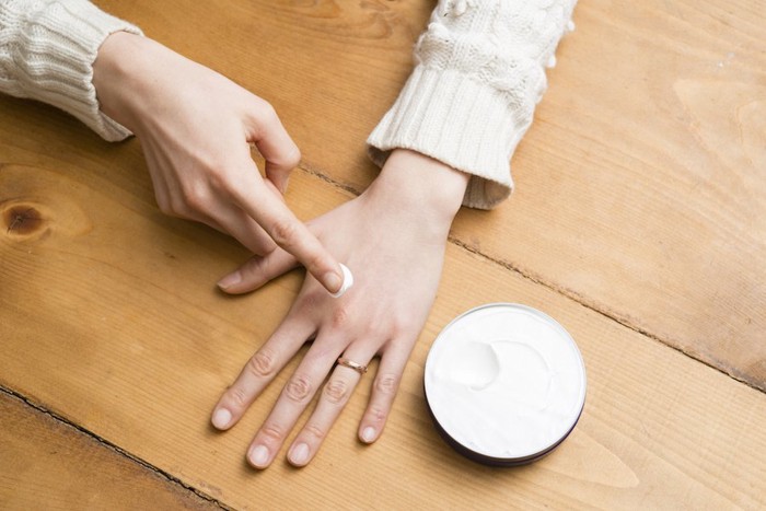 ハンドクリームを塗る女性の手
