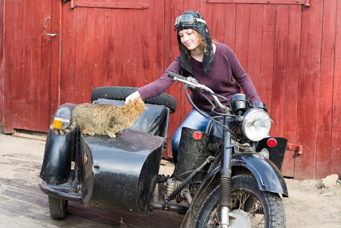 猫を撫でる女性バイクライダー