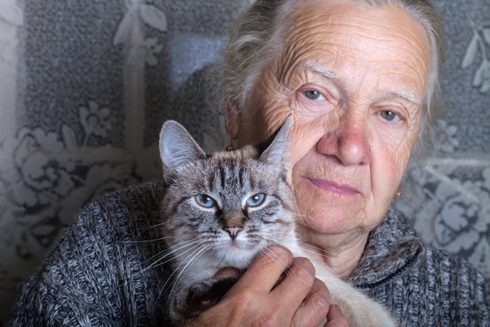 老齢の女性と猫