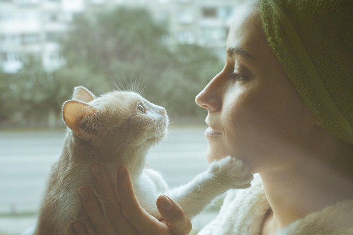 猫と会話する女性