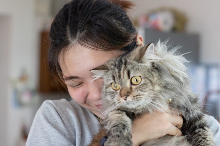 猫を抱っこする女性
