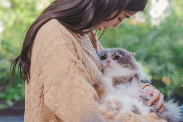 見つめ合う女性と猫