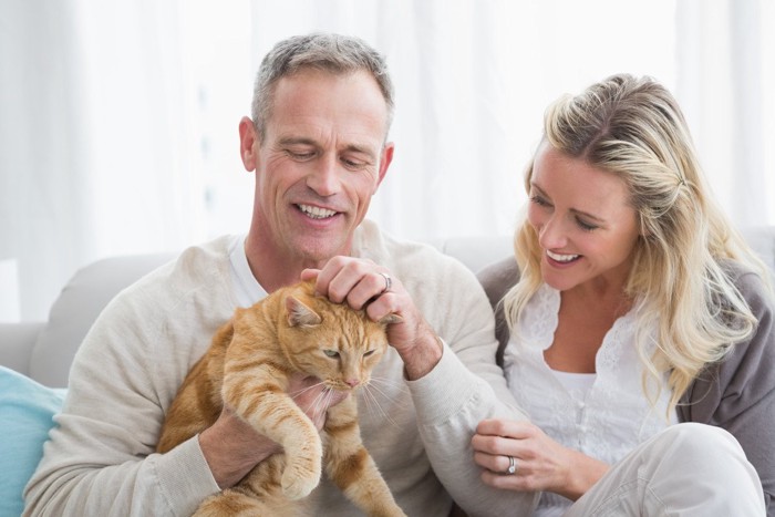 彼女に猫を自慢する男性