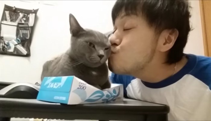 猫とキスした人