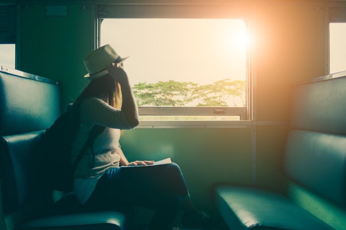 列車で旅をする女性