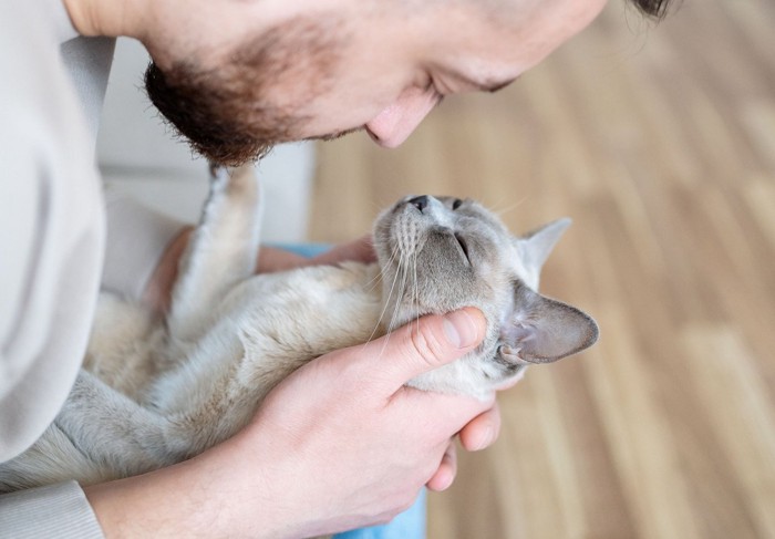 猫に語り掛ける男性