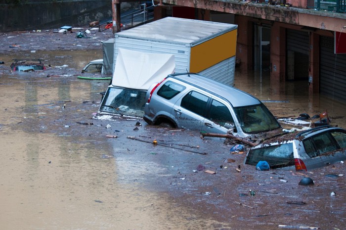 洪水で水没していく車