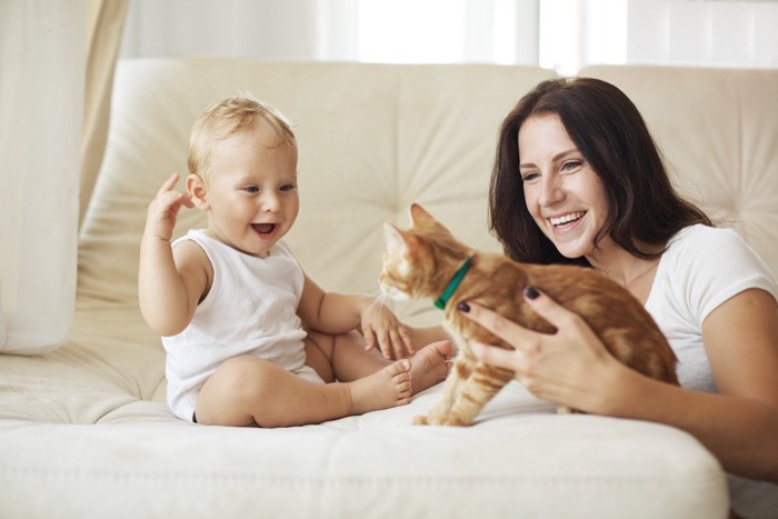 女性と赤ちゃんと猫