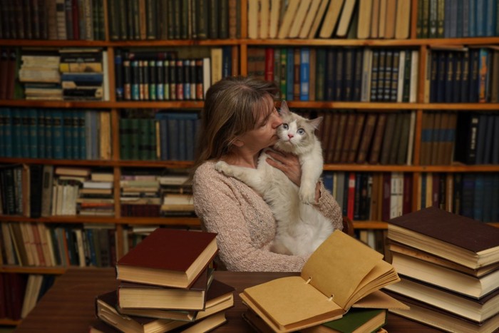 図書館で女性に抱かれる猫