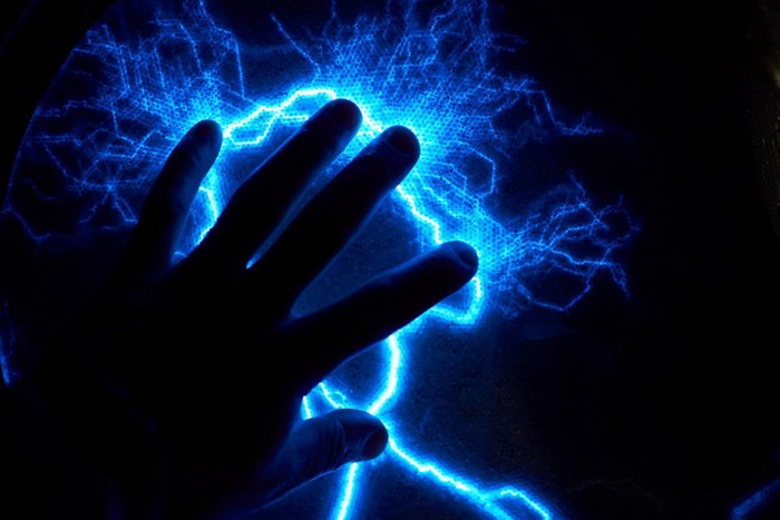手から発生する静電気のイメージ