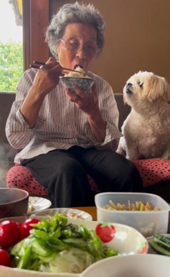 ご飯を食べているおばあちゃん