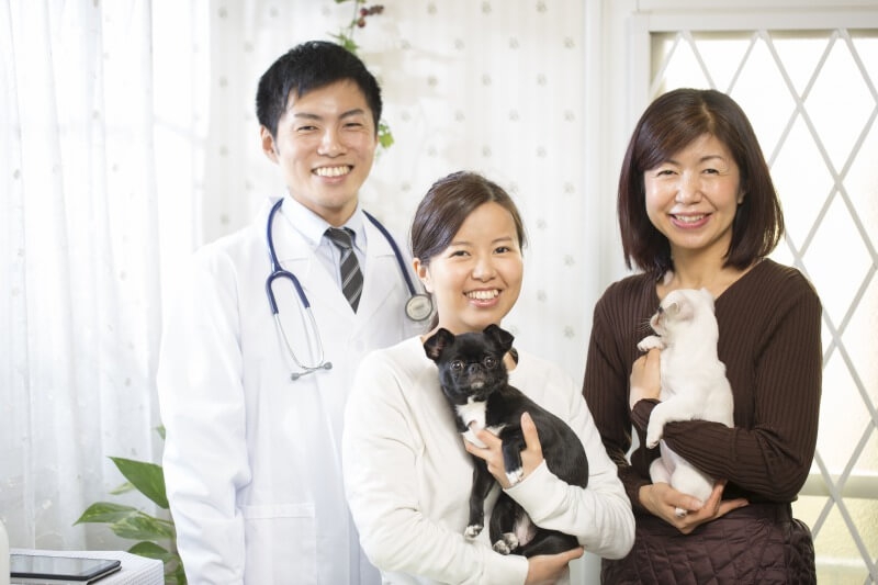 愛犬と飼い主と医者の集合写真