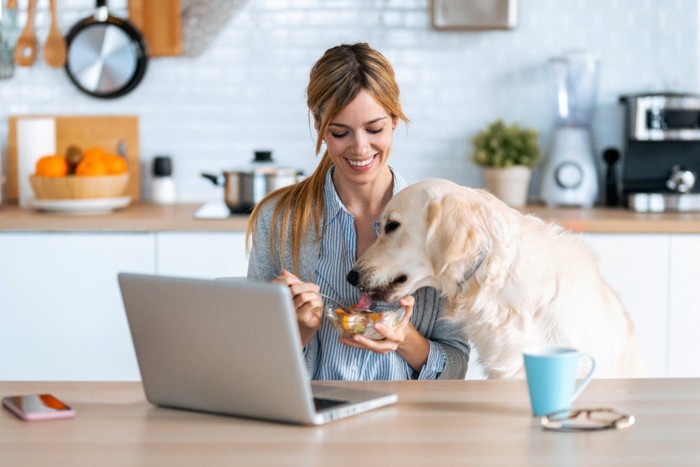 女性と犬