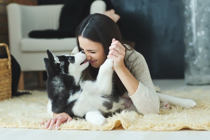 犬と戯れる女性