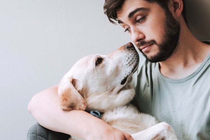 見つめ合う男性と犬