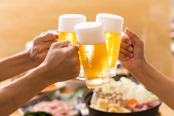 ビールで乾杯する人の手