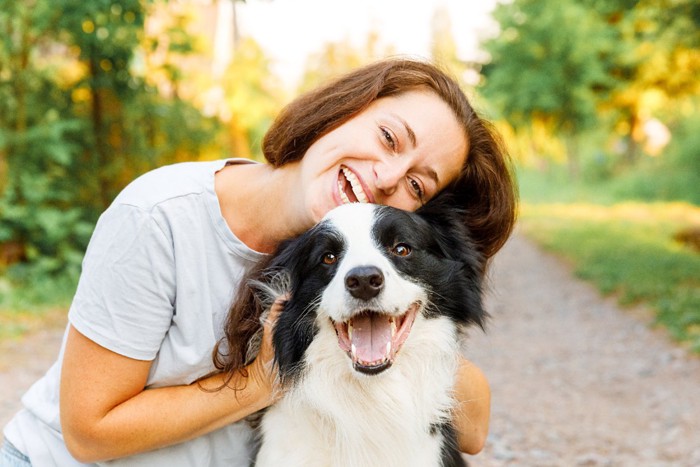 笑顔の女性と犬