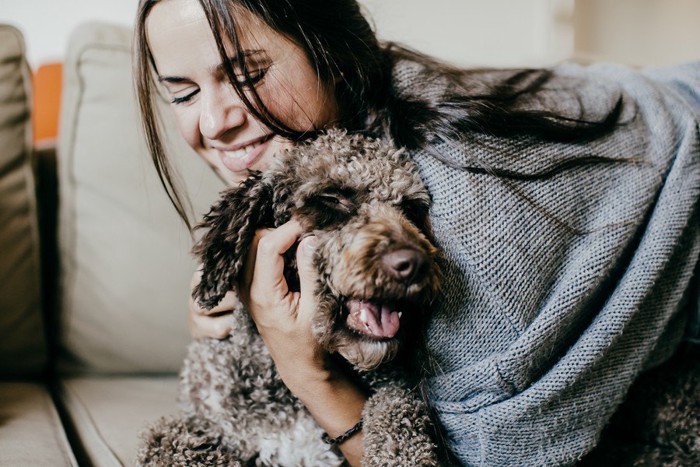 犬と抱き合う女性