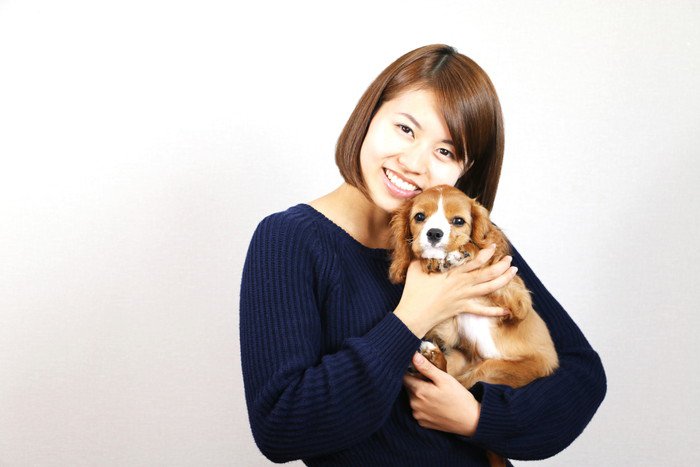 子犬を抱っこする女性