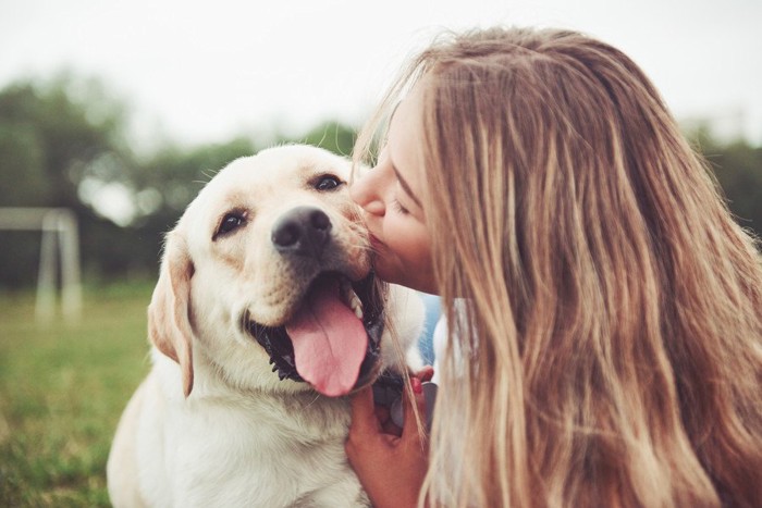 笑顔の犬と女性